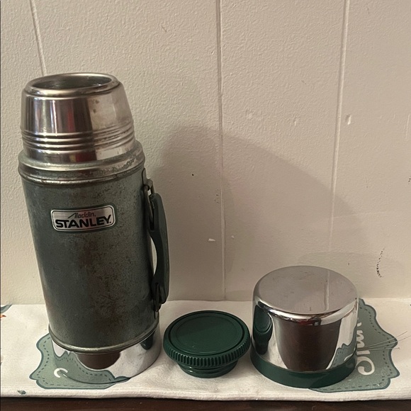 Stanley Classic Silver and Green Thermos - Picture 4 of 4